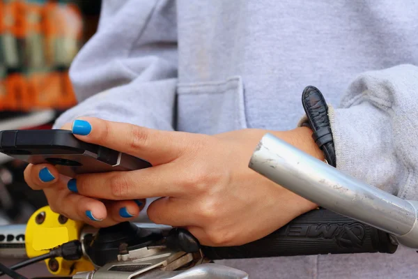 Women wearing a grey shirt is using a phone — Stock Photo, Image