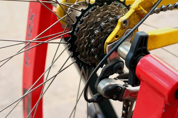 Roda dentada de bicicletas estacionadas no parque . — Fotografia de Stock