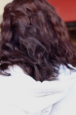 uçan bir kadının arkasındaki kıllar.