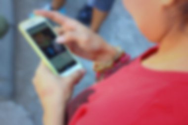 bulanık, kadınların bir telefon kullanarak