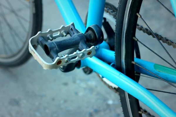 Fotstöd cyklar parkerade i parken. — Stockfoto