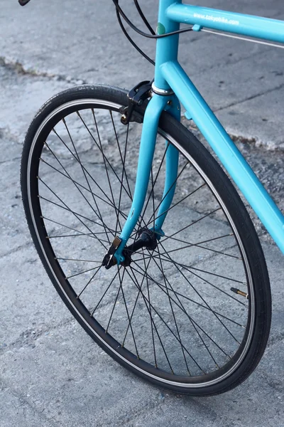 As rodas de bicicletas estacionadas no parque . — Fotografia de Stock