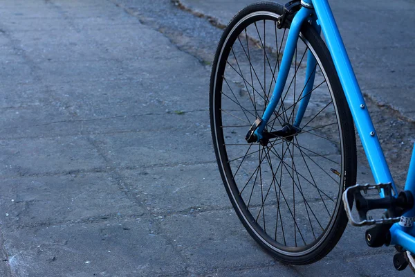 Le ruote delle biciclette parcheggiate al parco . — Foto Stock