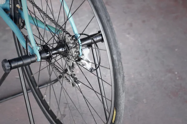 As rodas de bicicletas estacionadas no parque . — Fotografia de Stock