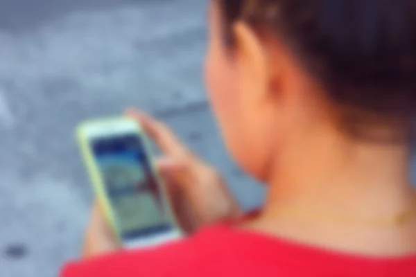 Borroso de las mujeres están usando un teléfono — Foto de Stock