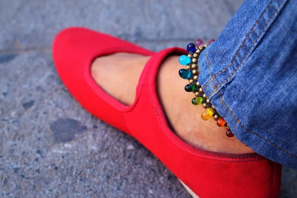 A woman wearing red shoes with jeans — Stock Photo, Image