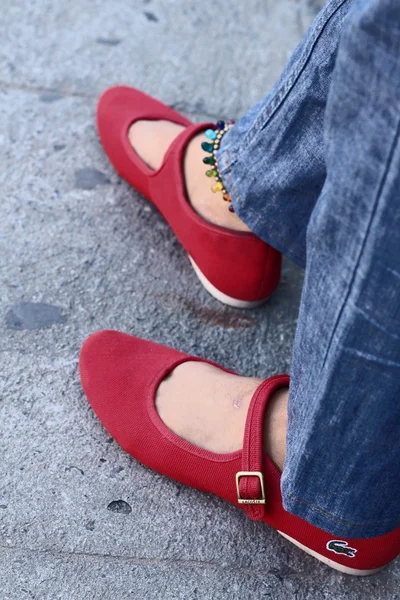 A woman wearing red shoes with jeans — Stock Photo, Image