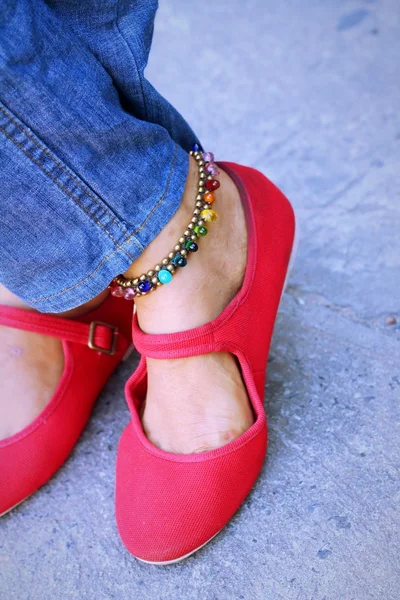 ジーンズと赤い靴を身に着けている女性 — ストック写真