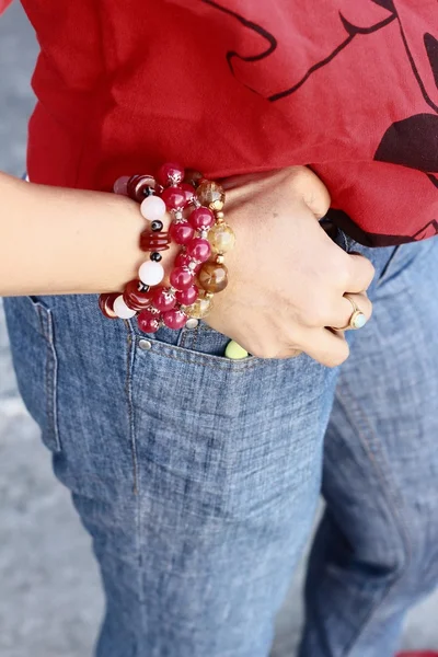 ブレスレットとジーンズの宝石類を身に着けている女性. — ストック写真