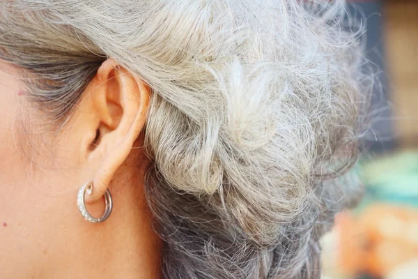 Arkadaki yaşlı beyaz kıllar.