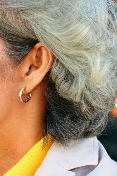 Witte haren op de achterkant van de ouderen. — Stockfoto