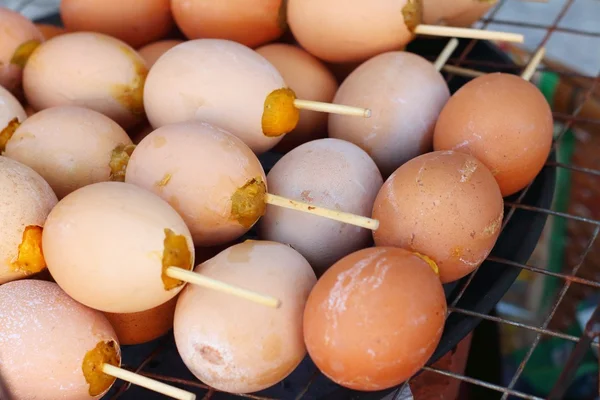 Izgara tavuk yumurta piyasada ocakta