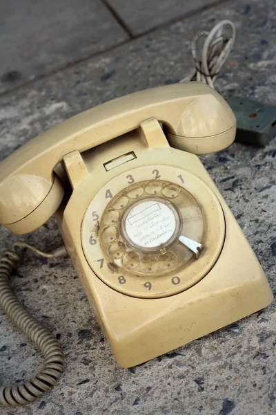 Telefone velho marrom estilo vintage em um soalho . — Fotografia de Stock