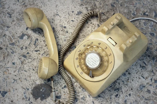 Telefone velho marrom estilo vintage em um soalho . — Fotografia de Stock