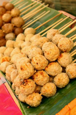 Satılık geniş bir et topu.