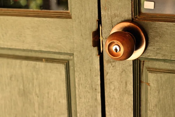 Een deur van een oude deurknop — Stockfoto