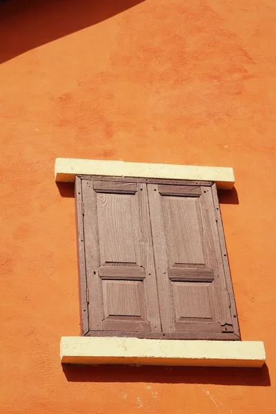 Abrir ventana vieja sobre fondo marrón —  Fotos de Stock