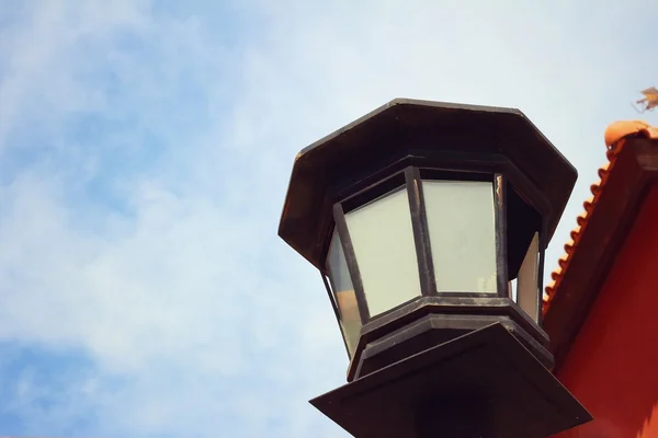 Лампа на фоні блакитного неба в парку — стокове фото