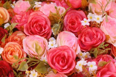 Parkta sepetteki renkli gül