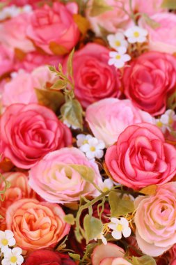 Parkta sepetteki renkli gül