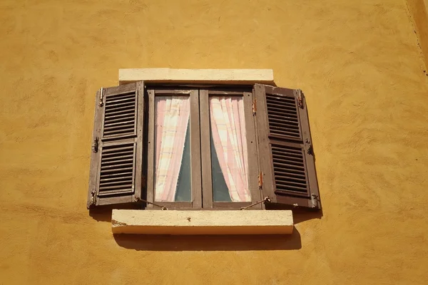 Открытие старого окна на коричневом фоне — стоковое фото