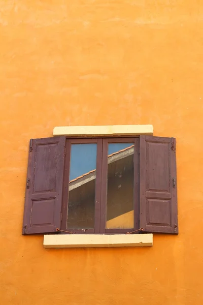 Abrir ventana vieja sobre fondo marrón —  Fotos de Stock