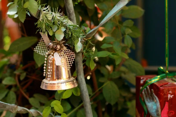 Um sino de prata na árvore de Natal . — Fotografia de Stock