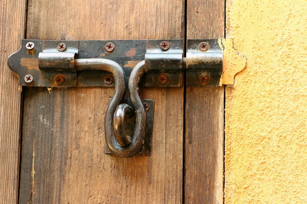 Serrure de la porte verrouillée avec cadenas . — Photo