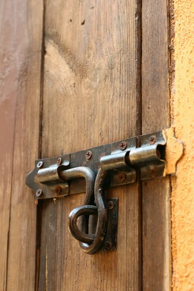 Fechadura da porta trancada com cadeado . — Fotografia de Stock