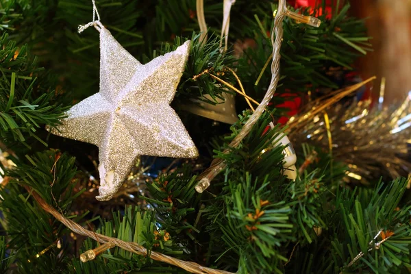 Una estrella de plata en el árbol de Navidad . —  Fotos de Stock