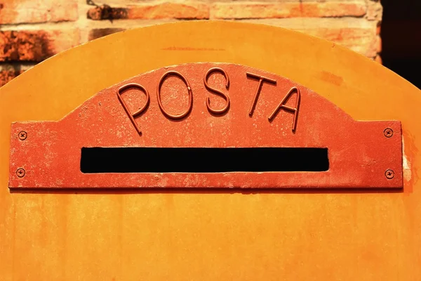 Vintage brązowy skrzynki pocztowej w urzędzie pocztowym. — Zdjęcie stockowe