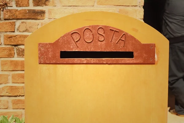 Vintage van bruin postbus in het postkantoor. — Stockfoto