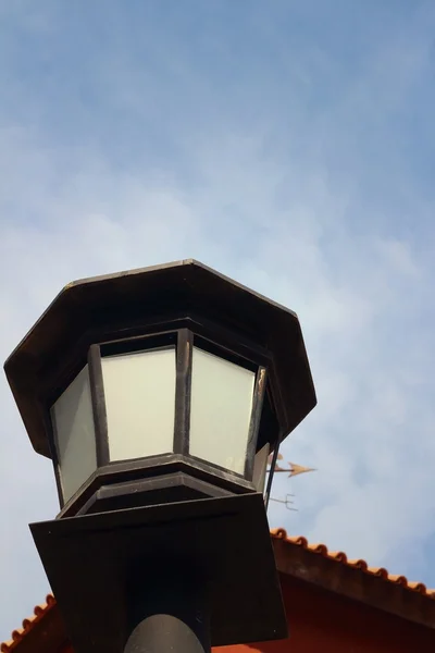 Лампа на фоні блакитного неба в парку — стокове фото