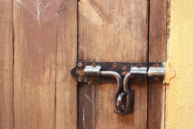 bir asma kilit ile kilitli kapı kilidi.