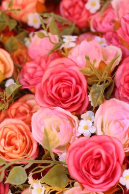 Parkta sepetteki renkli gül