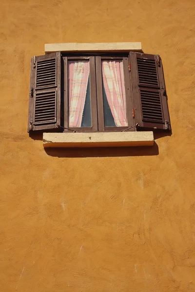 Abrir ventana vieja sobre fondo marrón —  Fotos de Stock