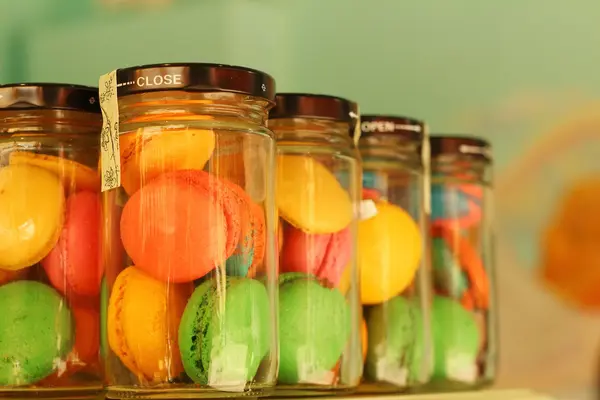 Macaron-Bonbons in der Flasche zum Verkauf — Stockfoto