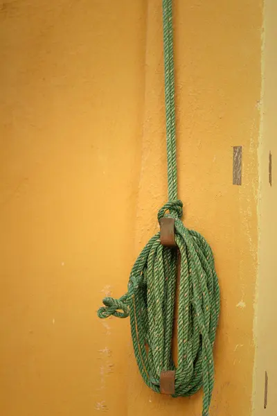 La cuerda verde estaba atada a un poste . —  Fotos de Stock