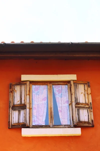 Stare okna na brązowym tle — Zdjęcie stockowe
