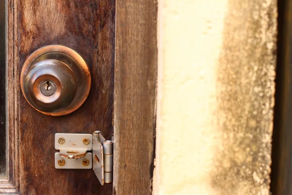 Een deur van een oude deurknop — Stockfoto