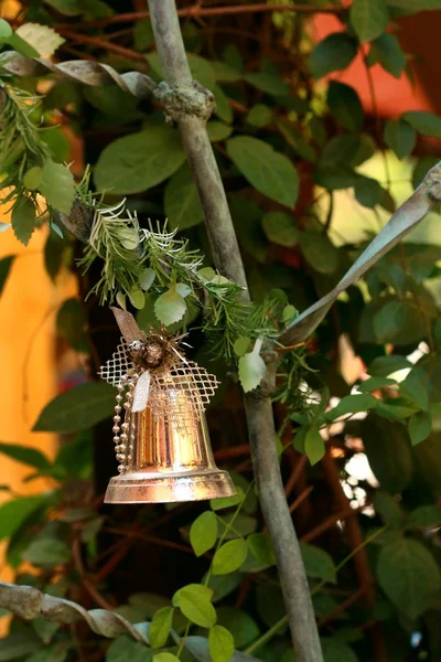 Ένα ασημένιο κουδούνι για το χριστουγεννιάτικο δέντρο. — Φωτογραφία Αρχείου