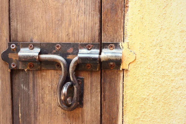 Cerradura de la puerta cerrada con candado . —  Fotos de Stock