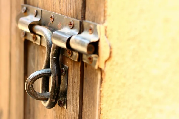 Fechadura da porta trancada com cadeado . — Fotografia de Stock
