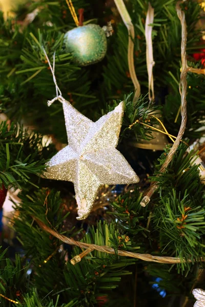 Una estrella de plata en el árbol de Navidad . —  Fotos de Stock