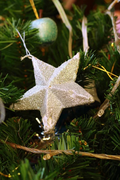 En silver stjärna på julgranen. — Stockfoto