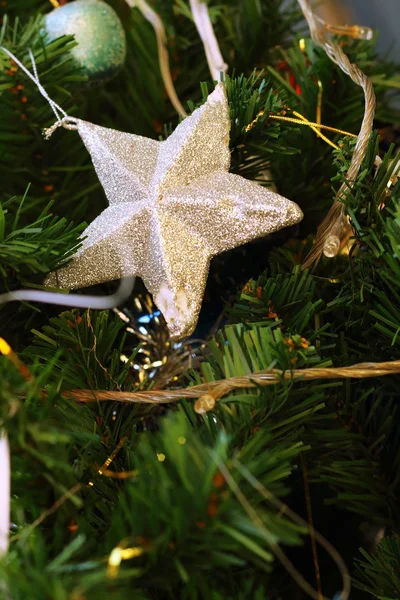 Una estrella de plata en el árbol de Navidad . —  Fotos de Stock