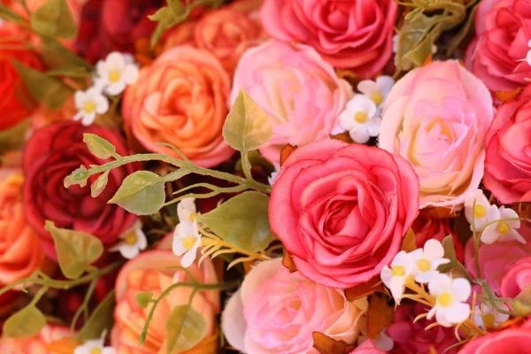 Colorful roses in a basket at the park — Stock Photo, Image