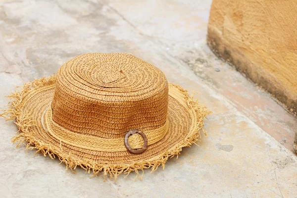 Çimento bir arka plan üzerinde kahverengi şapka.