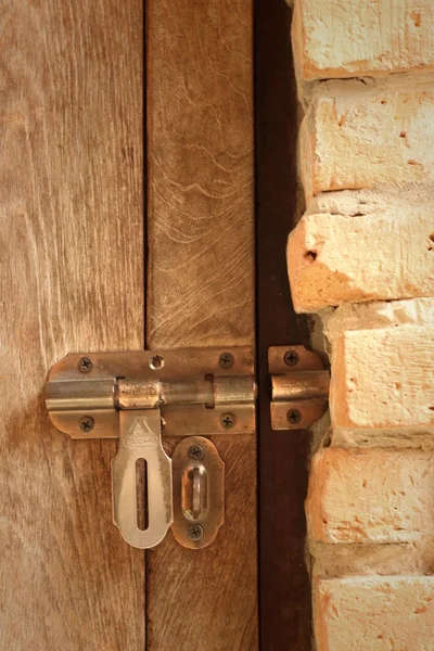 Slot van de deur vergrendeld met hangslot. — Stockfoto