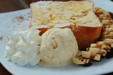 Pasta Dükkanı, beyaz çanak üzerinde bal tost